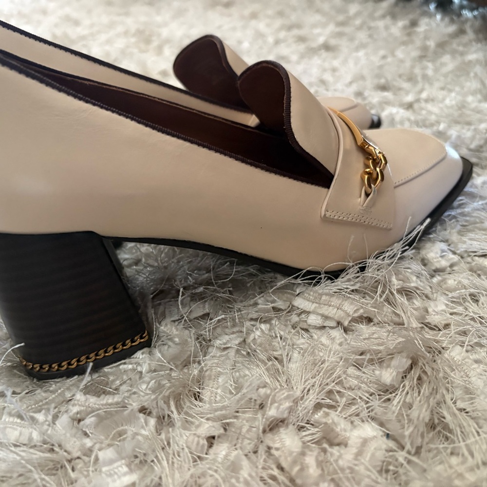 Tory Burch Women's Beige Loafers with Gold Chain - Picture 2 of 7